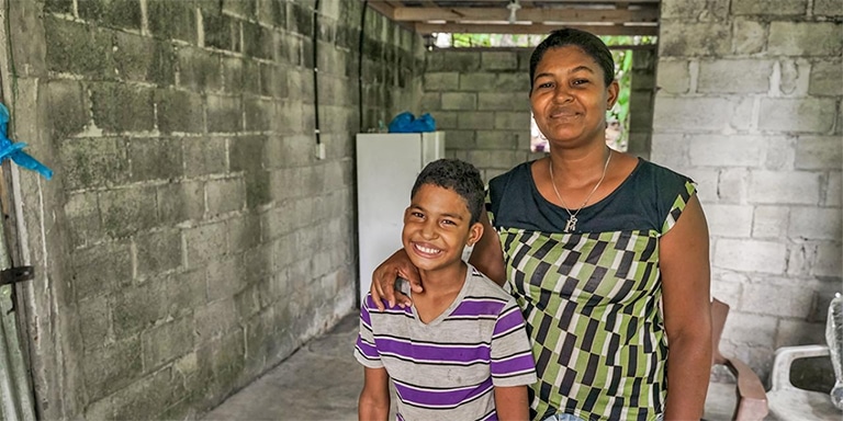 100 mil Pisos para Brincar, vencedor do prêmio por seu impacto social. Beneficiários do projeto 100 mil Pisos para Jogar.