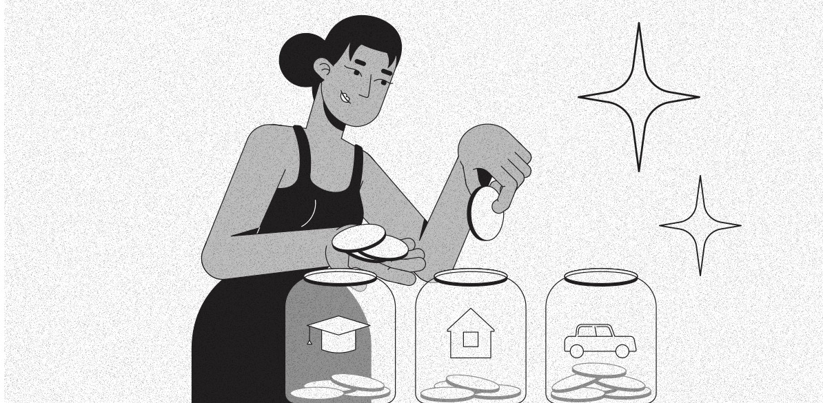 Ilustração em preto e branco de uma pessoa colocando moedas em potes etiquetados com um chapéu de formatura, uma casa e um carro. A pessoa sorri enquanto organiza sua poupança, representando o processo de planejamento financeiro.