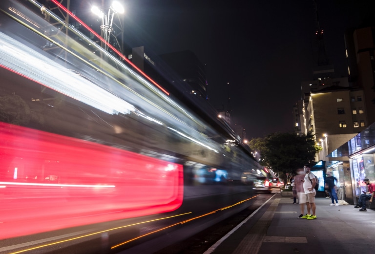Velocidade em áreas urbanas e segurança viária Velocidade em áreas urbanas e segurança viária: evidências sobre comportamentos, percepções e atitudes