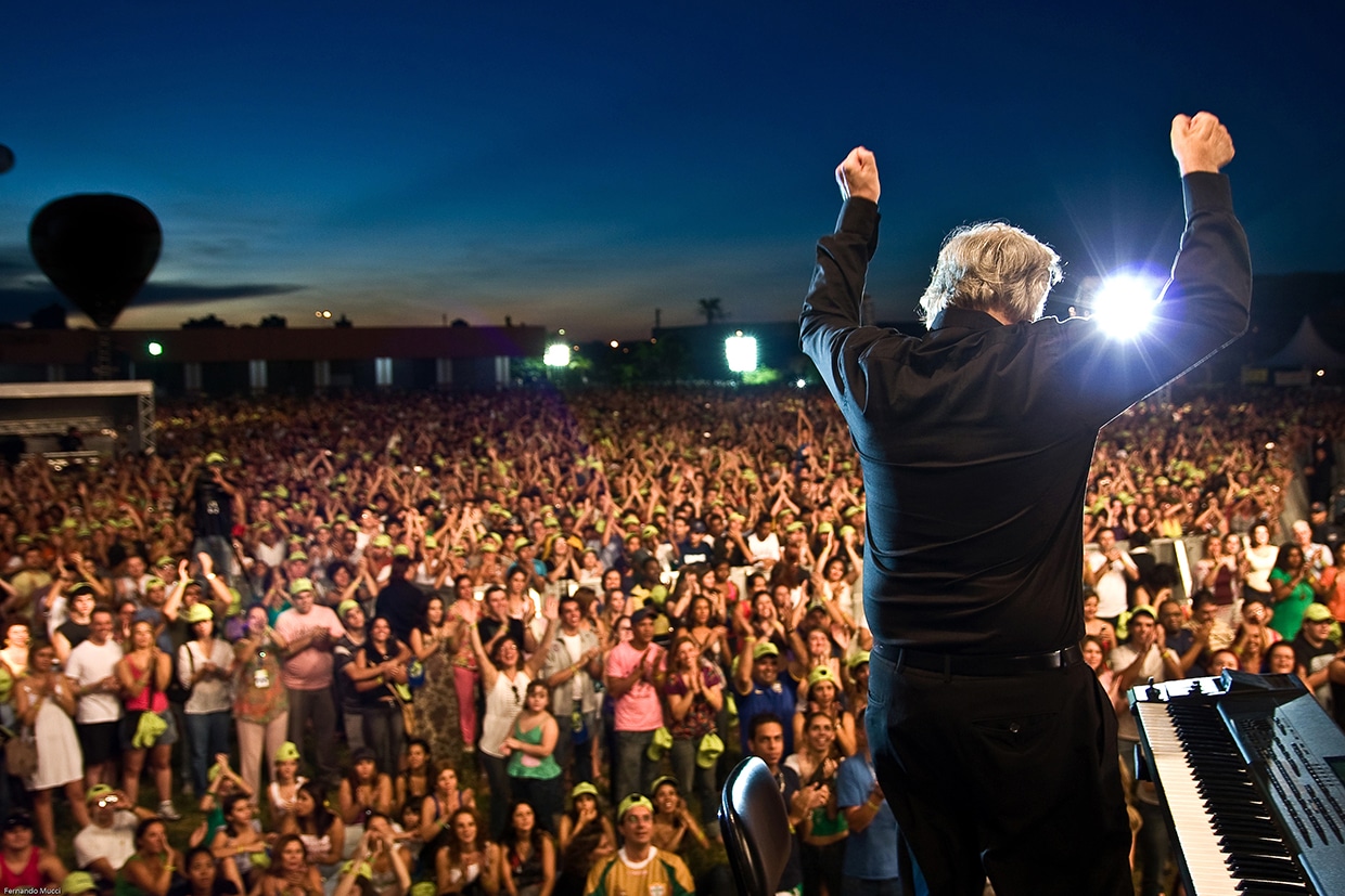 João Carlos Martins Vista traseira após o término de um show de João Carlos Martins.