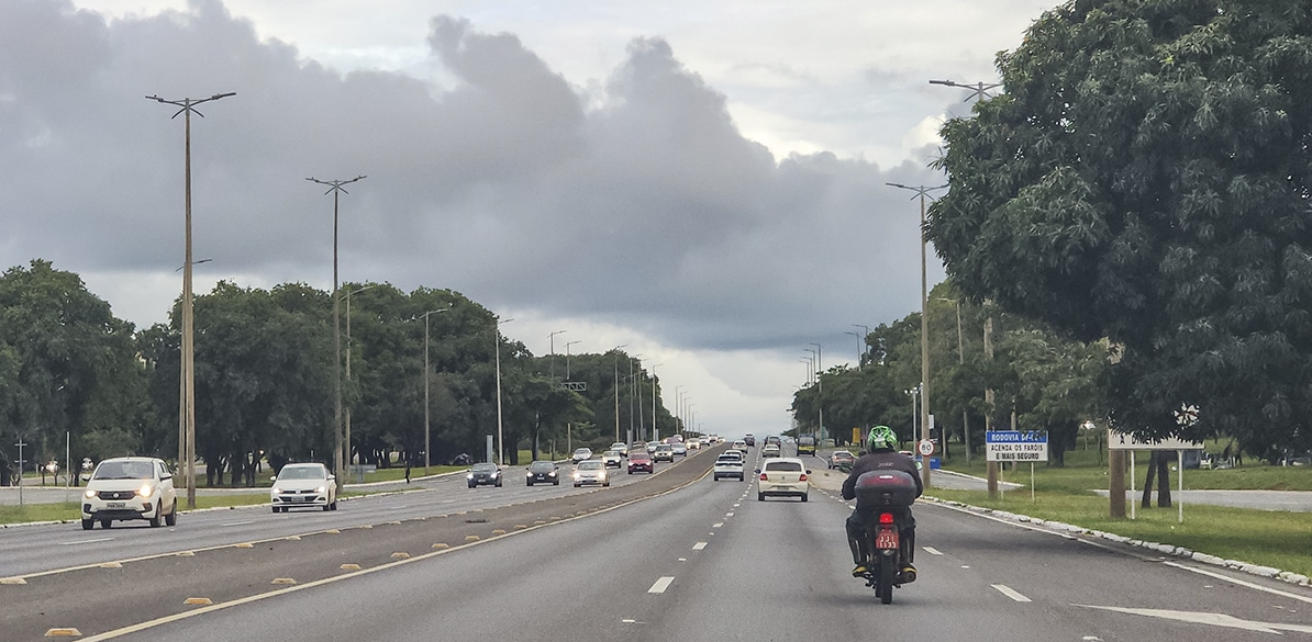 Fundación Mapfre e POLI-USP lançam novo estudo sobre velocidade e segurança no trânsito Via urbana com veículos em circulação e foco na segurança viária