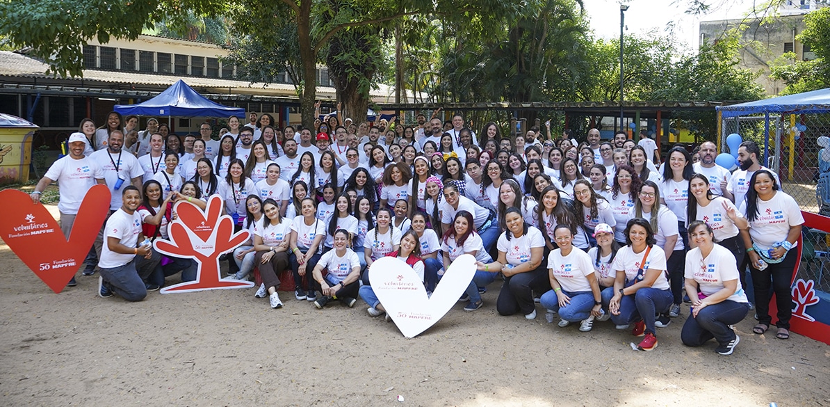Dia Nacional do Voluntariado Grupo de voluntários reunidos em ação social da Fundación Mapfre no Brasil.