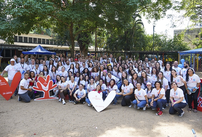 Dia Nacional do Voluntariado Grupo de voluntários reunidos em ação social da Fundación Mapfre no Brasil.