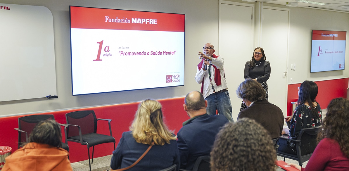 Apresentação do estudo sobre promoção da saúde mental nas escolas da Fundación Mapfre, com profissionais promovendo o bem-estar emocional