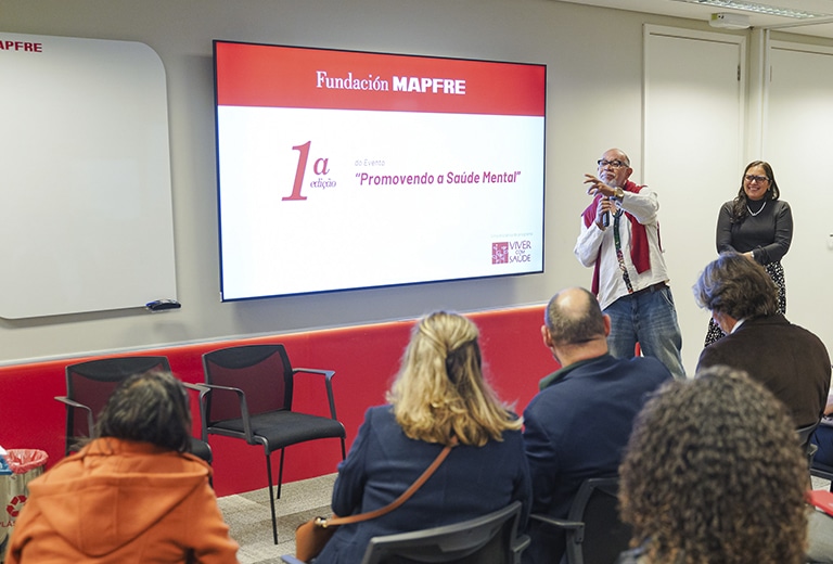 A escola, um espaço decisivo para a saúde mental Apresentação do estudo sobre promoção da saúde mental nas escolas da Fundación Mapfre, com profissionais promovendo o bem-estar emocional