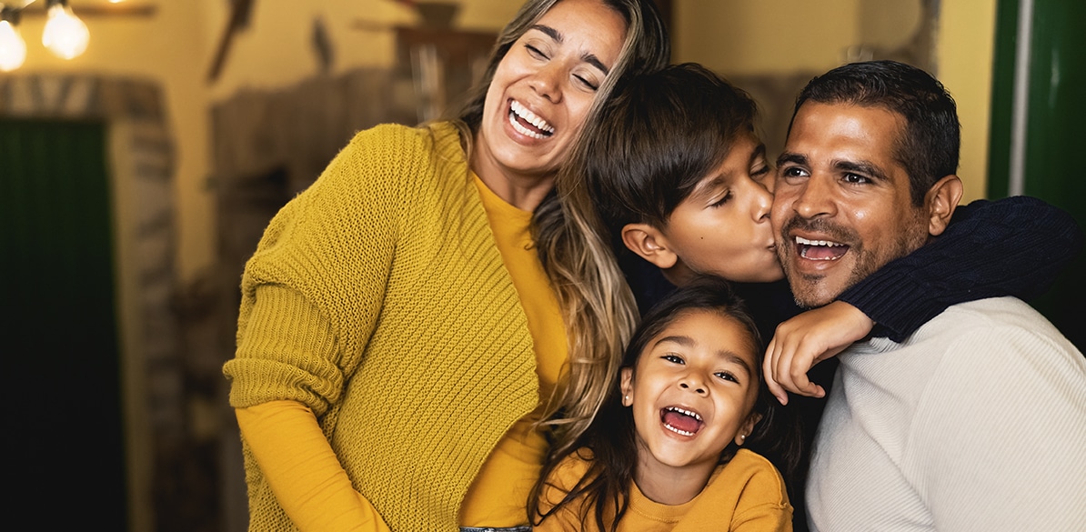 Férias de inverno Família feliz aproveitando momentos juntos durante as férias com segurança e prevenção.