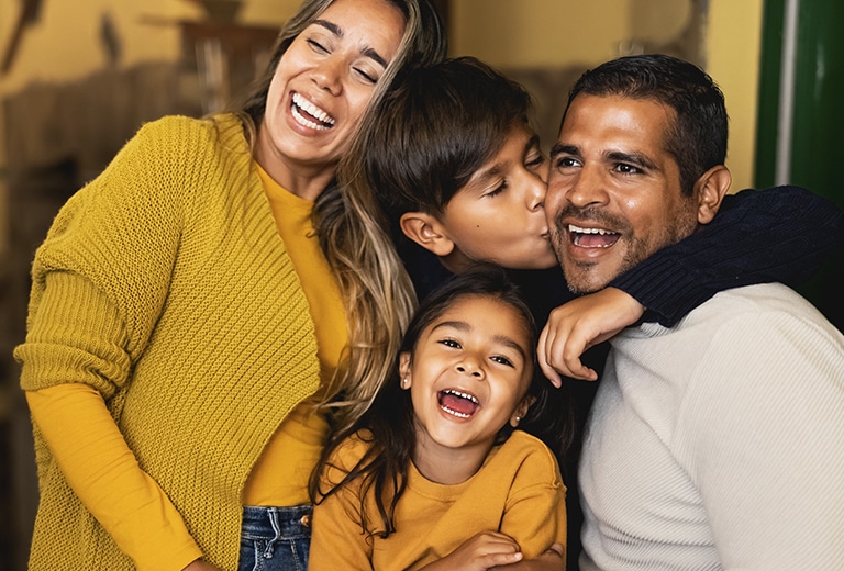 Férias de inverno Família feliz aproveitando momentos juntos durante as férias com segurança e prevenção.