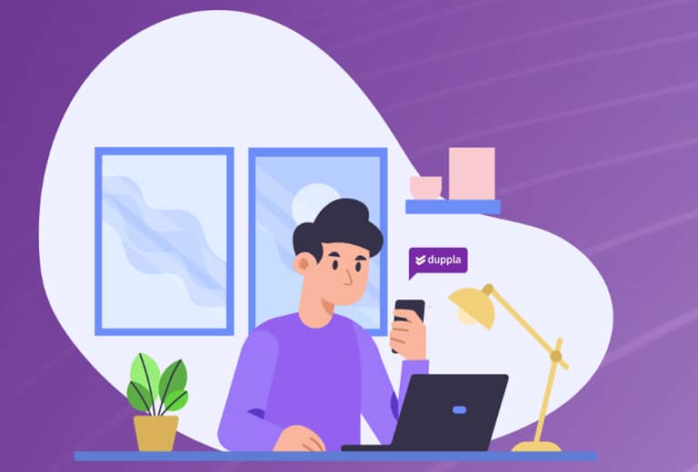 Ilustração de um homem com suéter roxo trabalhando em um laptop em um ambiente moderno, representando a assistência digital com IA.