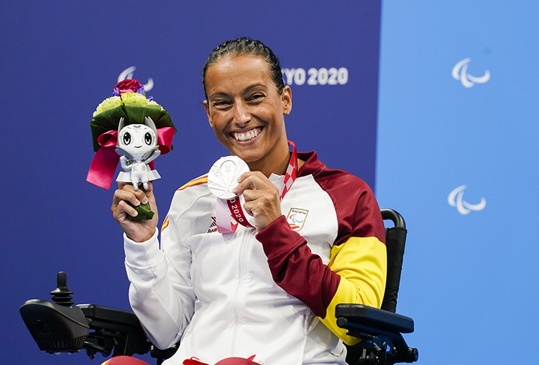 Teresa Perales exibindo uma medalha de prata e um buquê nos Jogos Paralímpicos de Tóquio 2020.