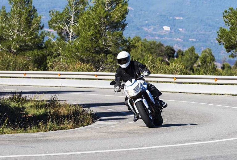 Guia para melhorar a segurança dos usuários de motocicletas e ciclomotores