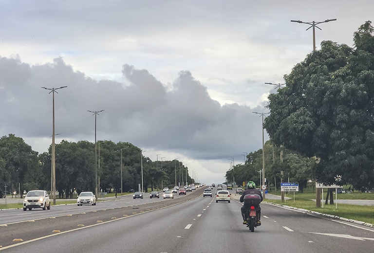 Fundación Mapfre e POLI-USP lançam novo estudo sobre velocidade e segurança no trânsito Via urbana com veículos em circulação e foco na segurança viária